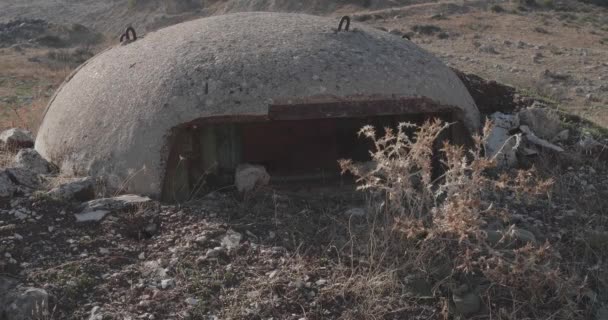 Бетонные развалины военных бункеров, построенные в коммунистическую эпоху Албании — стоковое видео