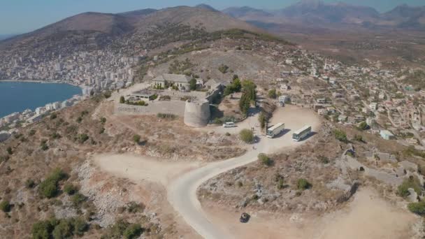 Исторические руины замка Лекуреси и панорама Саранды в Албании — стоковое видео
