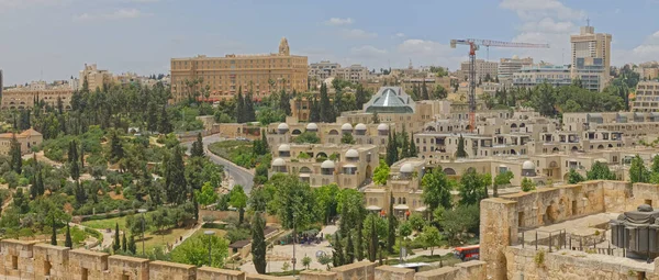 Vista a la parte nueva de Jerusalén sobre el muro occidental de la Torre de David — Foto de Stock