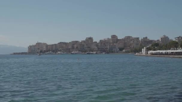 Arnavutluk 'ta Sarande Kodrra kıyı şeridi manzarası — Stok video