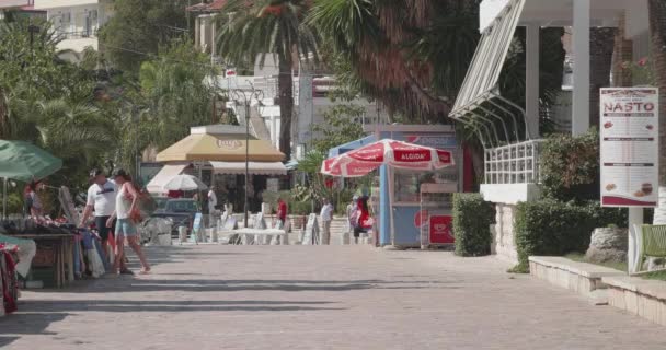 Arnavutluk 'un deniz kıyısındaki Saranda kıyısı güneşli. — Stok video
