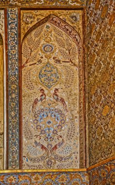 İsfahan Ali Qapu Sarayı duvarı boyadı.