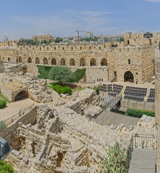 Vista del patio de la Torre de David en la nueva Jerusalén en el fondo —  Fotos de Stock