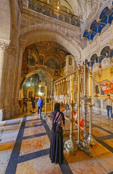 Pietra dell'Unzione nella Chiesa del Santo Sepolcro a Gerusalemme — Foto Stock