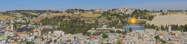 Dome of the Rock and Mount of Olives panorama in Jerusalem — Stock Photo, Image