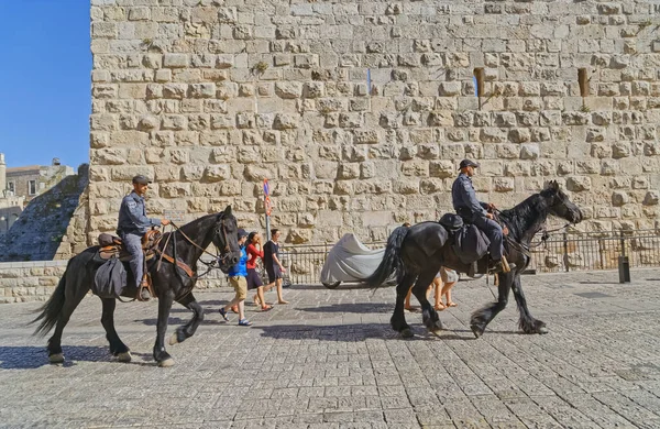 Policiais a cavalo no Portão de Jaffa em Jerusalém — Fotografia de Stock