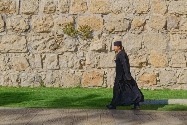 Sacerdote caminhando ao longo da borda ocidental da Cidade Velha de Jerusalém — Fotografia de Stock