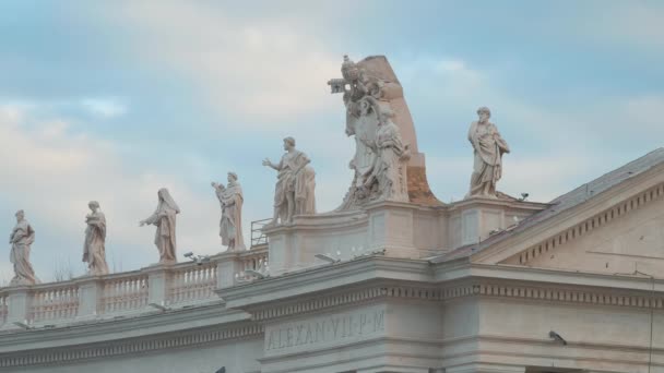 Святые статуи на площади Святого Петра в Ватикане — стоковое видео