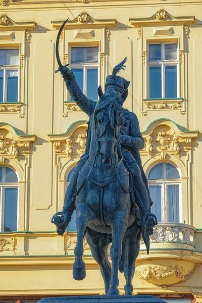 Jelacic-Skulptur an einem sonnigen Frühlingstag verbieten — Stockfoto