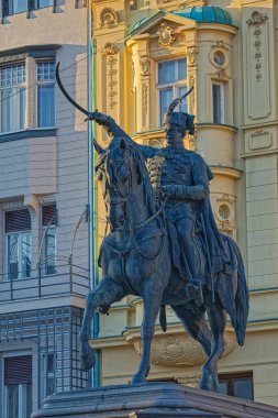 Bahar günü gün batımında Jelacic heykelini yasakla