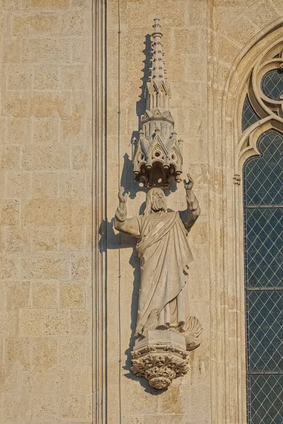 Detalhe da fachada com esculturas na catedral de Zagreb — Fotografia de Stock