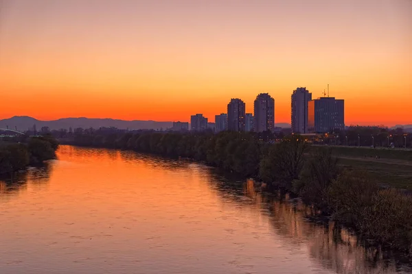 Puesta de sol en el río Sava en Zagreb — Foto de Stock