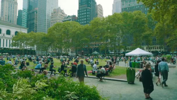 Menschenmenge im Bryant Park, New York — Stockvideo