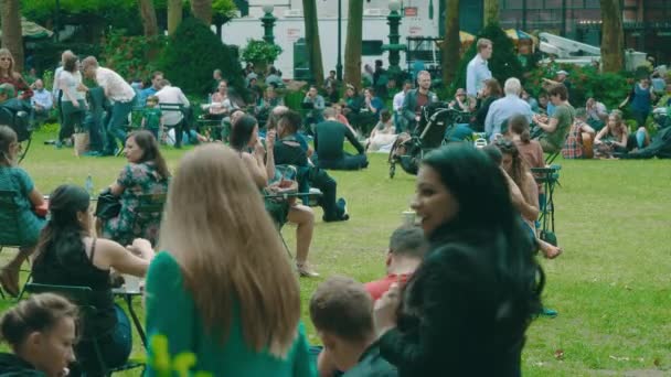 Crowd in Bryant Park, New York — Stock Video