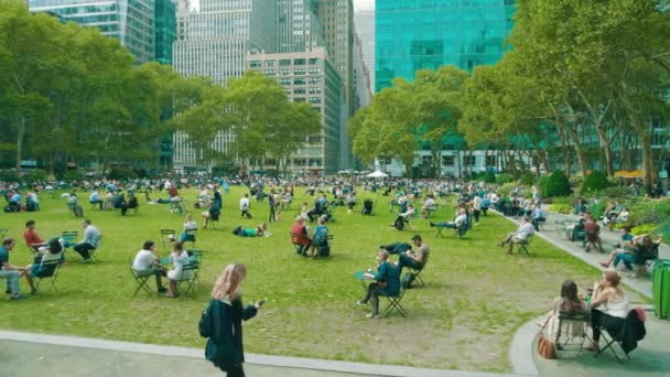 Bryant Park, New York 'ta kalabalık — Stok video