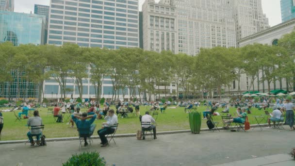 Multitud en Bryant Park, Nueva York — Vídeos de Stock