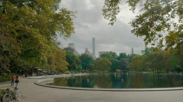 Konzervatoř Vodní rybník v Central Parku, New York — Stock video