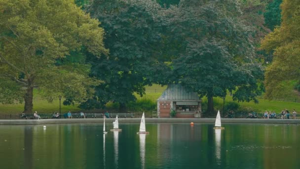 Konzervatoř Vodní rybník v Central Parku, New York — Stock video