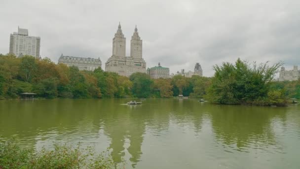 Bow Bridge y el edificio San Remo en Central Park, Nueva York — Vídeos de Stock