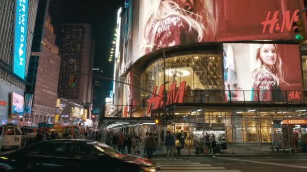 New York Manhattan 'da 42. Cadde' deki HM mağazası. — Stok video