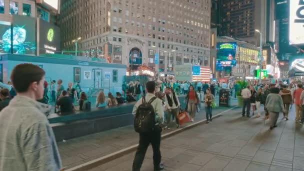 Ludzie chodzą do i z Times Square w Nowym Jorku — Wideo stockowe