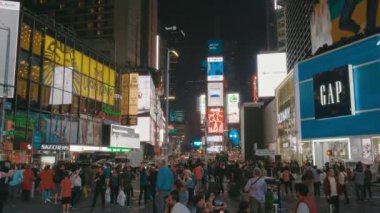 New York Times Meydanı 'ndaki insanlar