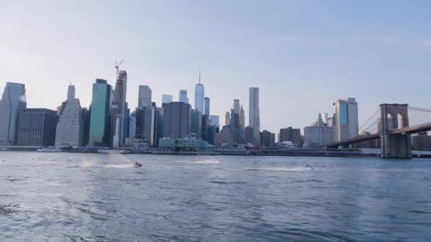 Egy csapat jet ski a Hudson folyón a Manhattan előtt, New York-ban. — Stock videók