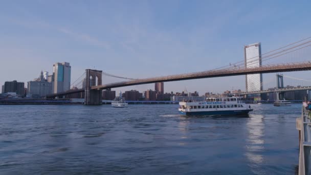 Färjetrafik nära Brooklyn Bridge, New York Manhattan vid solnedgången — Stockvideo