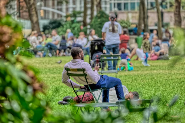 Crowd in Bryant Park, New York — Stock Photo, Image