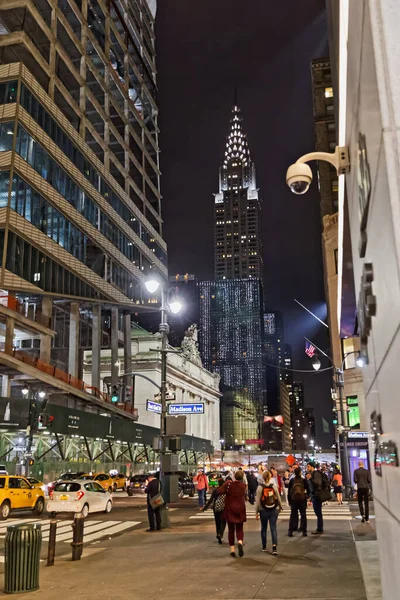 Walking towards Chrysler Building building by night — Stock Photo, Image