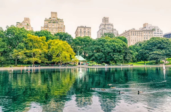 Stagno d'acqua del Conservatorio di Central Park, New York — Foto Stock