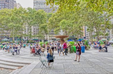 Bryant Park, New York 'taki çeşmenin etrafında kalabalık