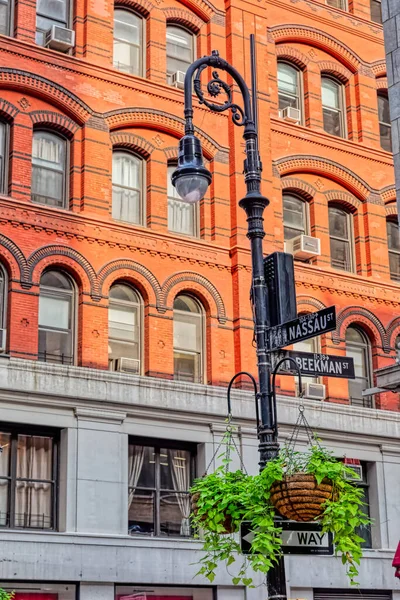 A intersecção entre Nassau Street e Beekman Street, Nova Iorque — Fotografia de Stock