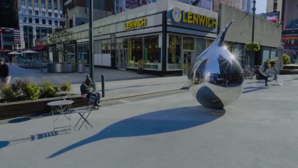 Tränentropfen-Skulptur von Richard Hudson in New York — Stockvideo