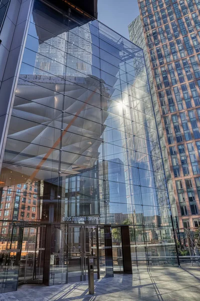 Múltiplas reflexões sobre uma fachada moderna, Hudson Yards Project em Manhattan, Nova York — Fotografia de Stock