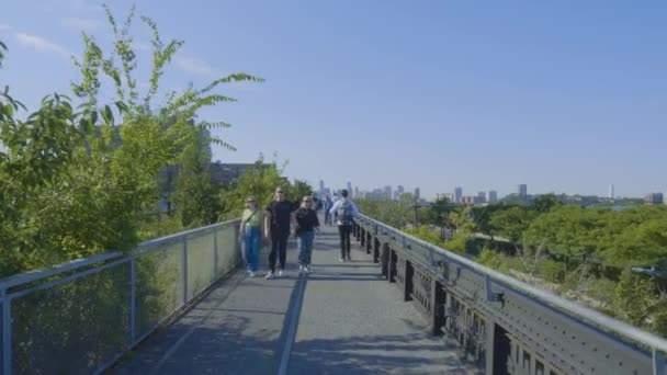 Punto de partida de The High Line un parque lineal elevado en Nueva York — Vídeos de Stock