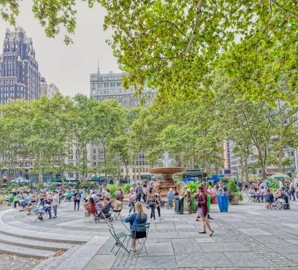 La folla intorno alla fontana a Bryant Park, New York — Foto Stock