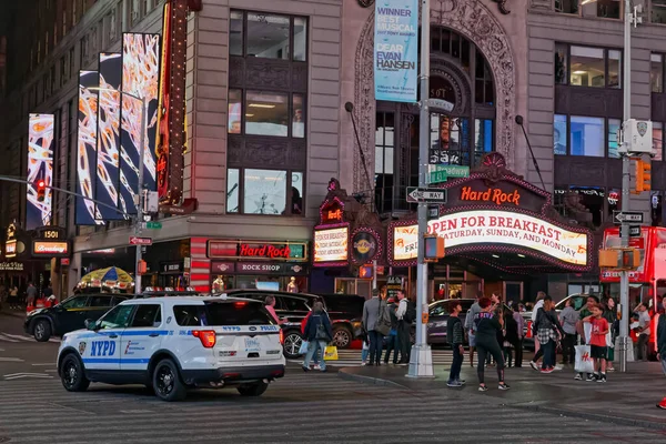 Menschen gehen vom und zum Times Square in New York — Stockfoto