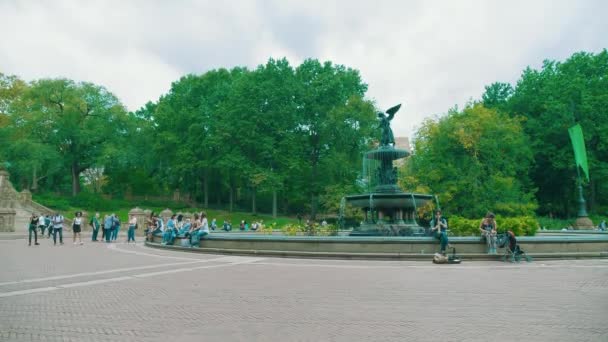 Bethesda szökőkút a Central Parkban, New York — Stock videók