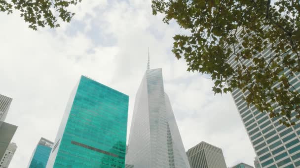 Edifícios e arranha-céus circundantes visíveis do Bryant Park, Nova Iorque — Vídeo de Stock
