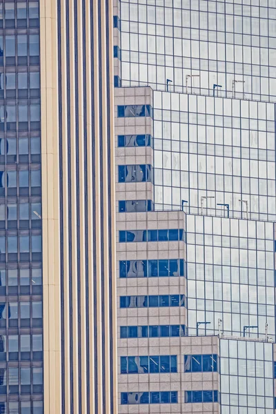 Архітектурні деталі фасаду будівлі Мангеттена, Нью-Йорк. — стокове фото