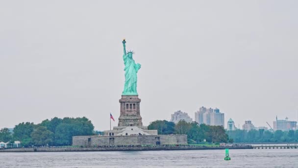 Estatua de la Libertad en Liberty Island, Nueva York — Vídeo de stock