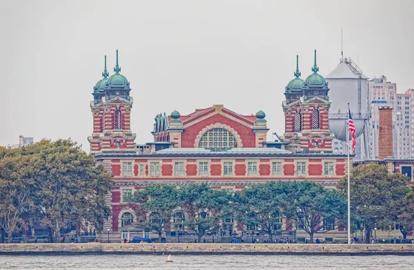 Ellis Island Immigrant Building from The Staten Island Ferry, Nova Iorque — Fotografia de Stock