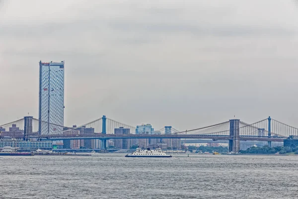 Blick auf die Brooklyn Bridge von der Staten Island Ferry, New York — Stockfoto