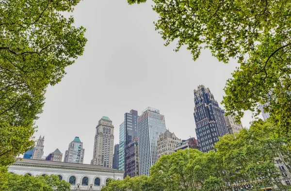 Окружающие здания и небоскребы, видимые из Брайант-парка, Нью-Йорк — стоковое фото