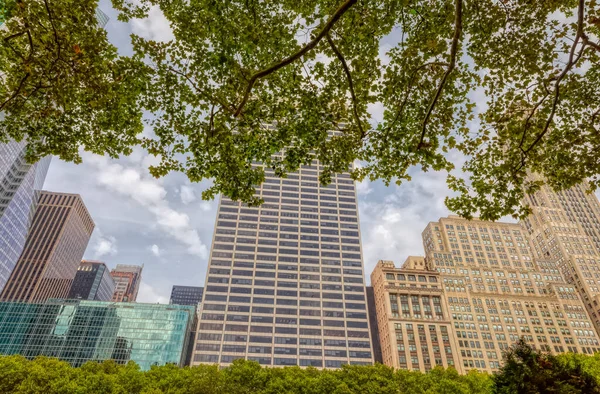 Γύρω από κτίρια και ουρανοξύστες ορατοί από το Πάρκο Μπράιαντ της Νέας Υόρκης — Φωτογραφία Αρχείου