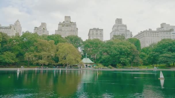 Водный пруд консерватории в Центральном парке, Нью-Йорк — стоковое видео