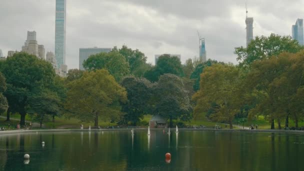 Víztározó a Central Parkban, New York — Stock videók