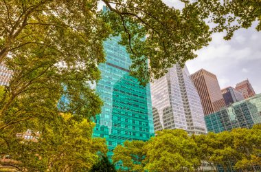 Bryant Park, New York 'tan görünen binanın ön cephesinin mimari ayrıntıları
