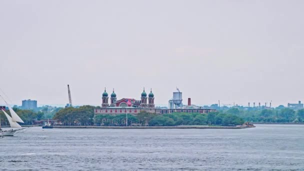 Edificio de inmigrantes de Ellis Island desde el ferry de Staten Island, Nueva York — Vídeos de Stock